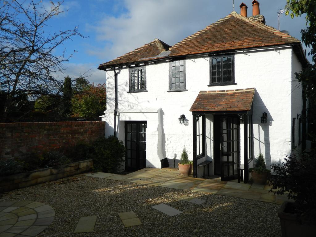 Henry VIII Cottage In The Heart Of Henley Екстериор снимка